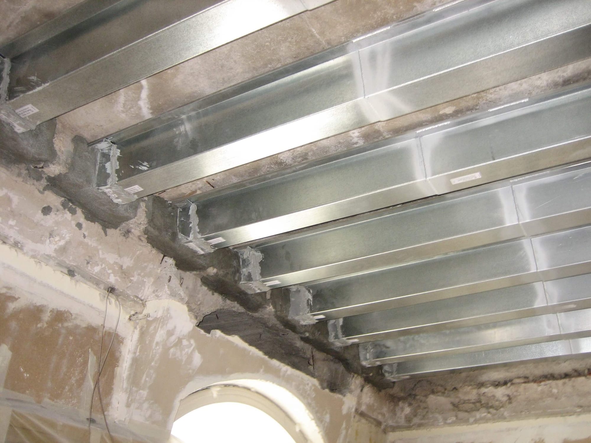 Forjado de madera de Ciutat Vella reforzado con vigas noubau
