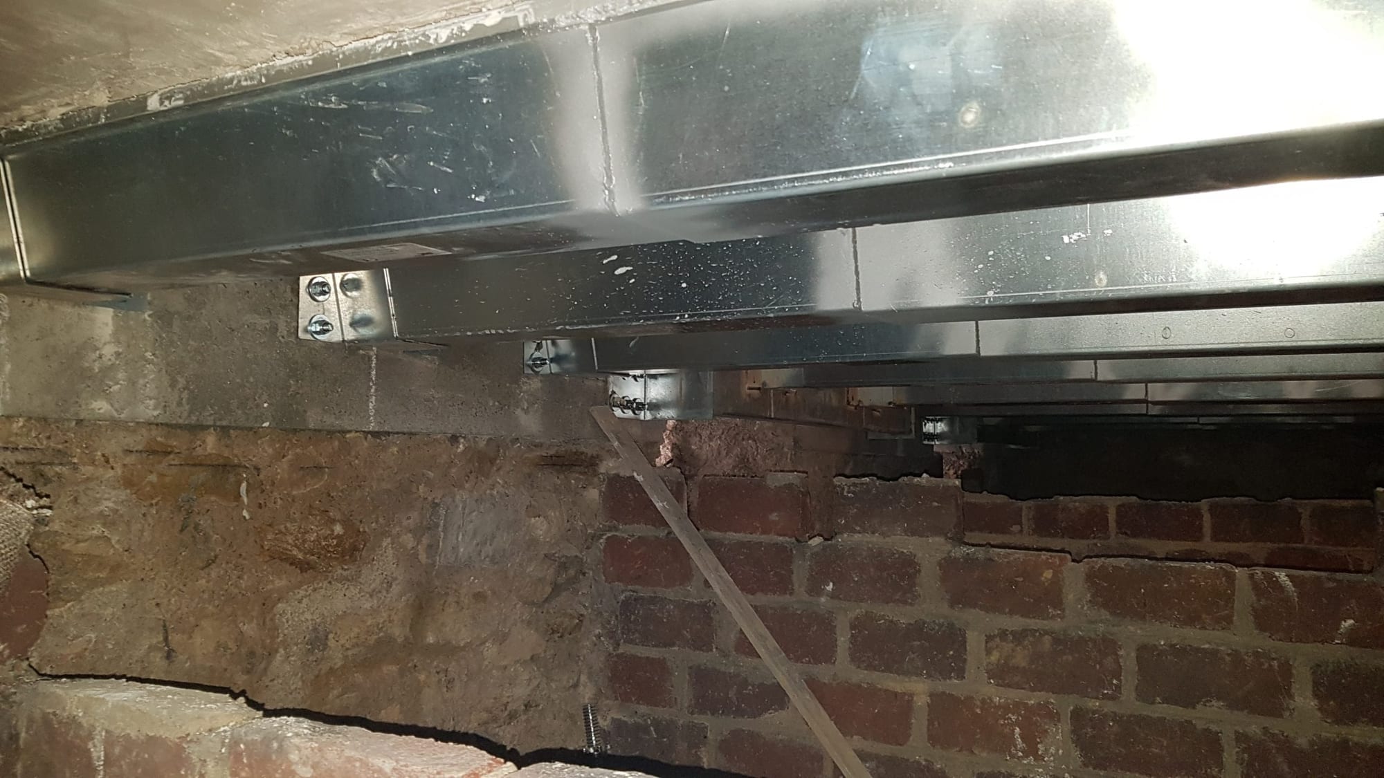 Techo de sótano de París con viguetas metálicas reforzadas con perfiles noubau