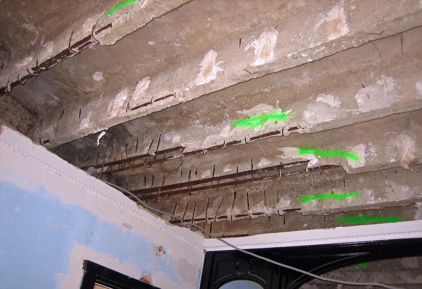 Techo con una curvatura visible por exceso de flecha del forjado
