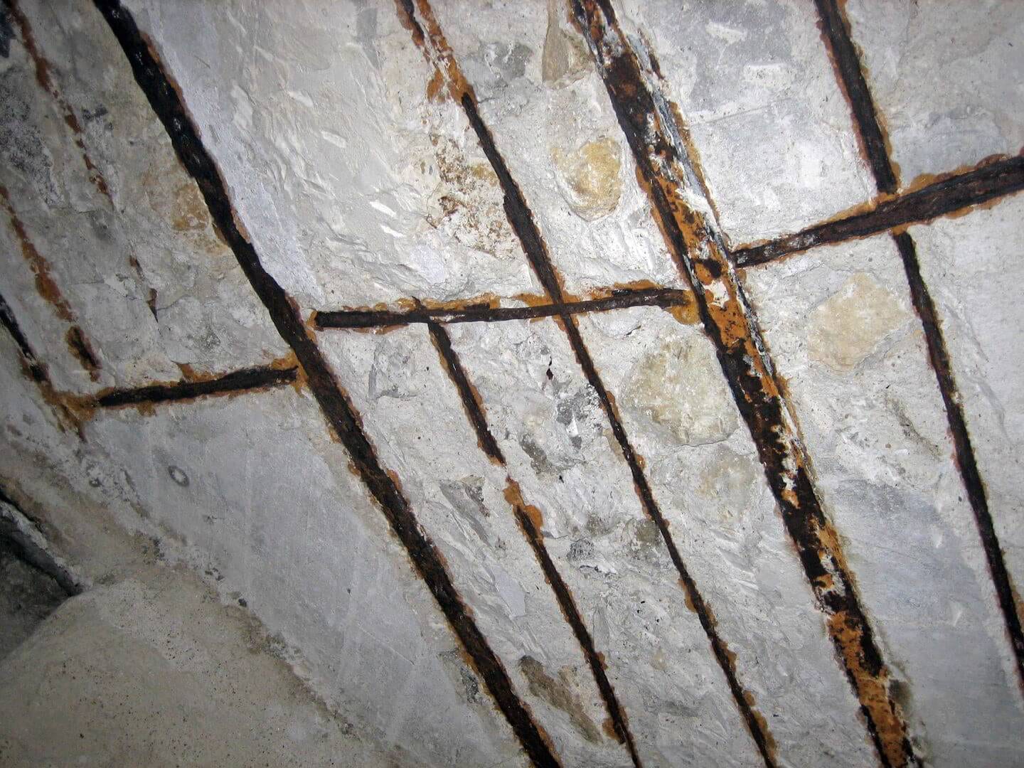 Vigueta metálica oxidada en un techo de sótano, con pérdida de sección visible