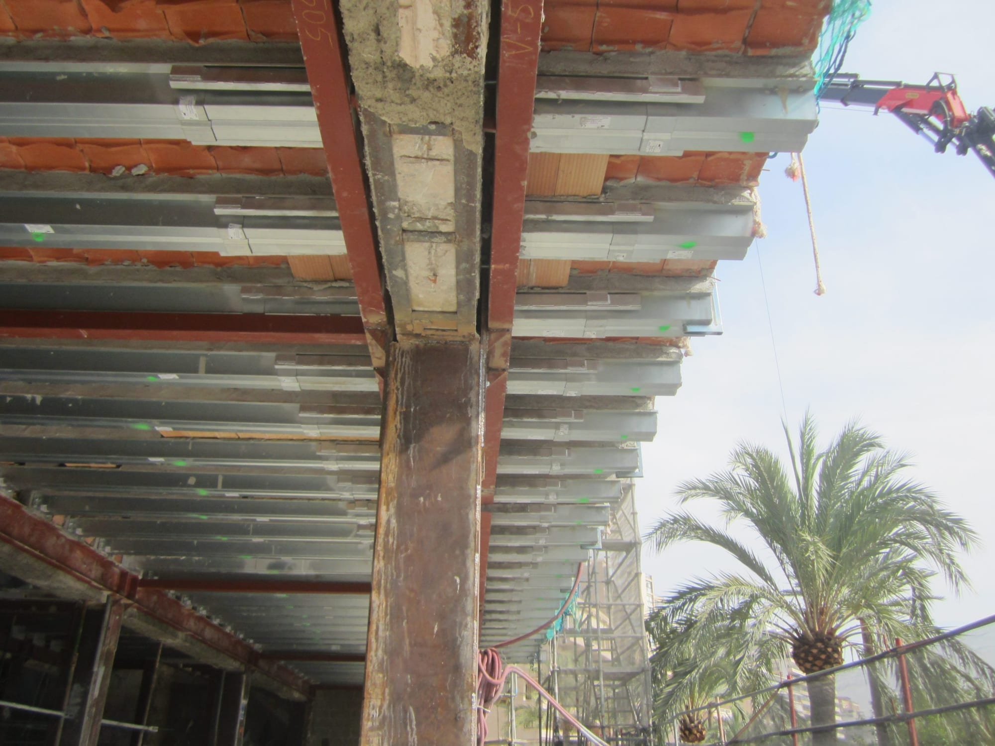 Vigas en voladizo de un balcón reforzadas con perfiles noubau desde abajo