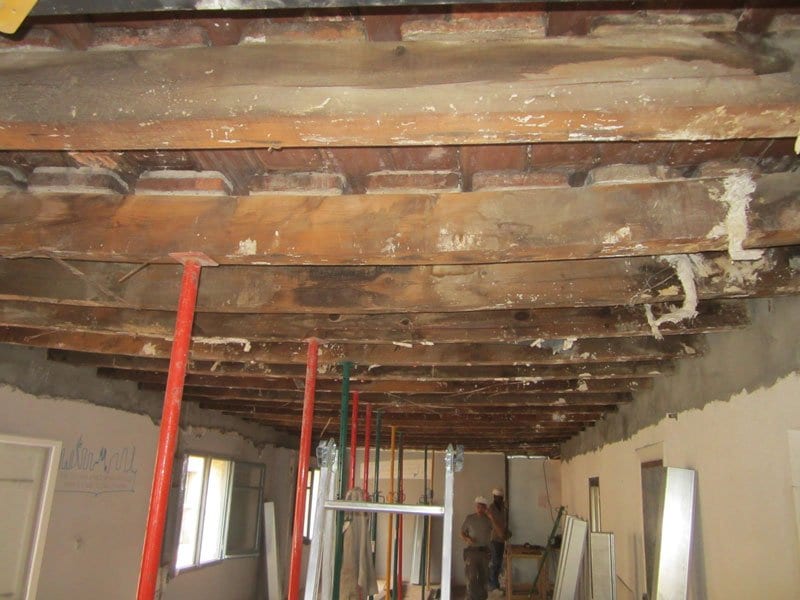 Equipo de montaje homologado de noubau trabajando bajo un forjado