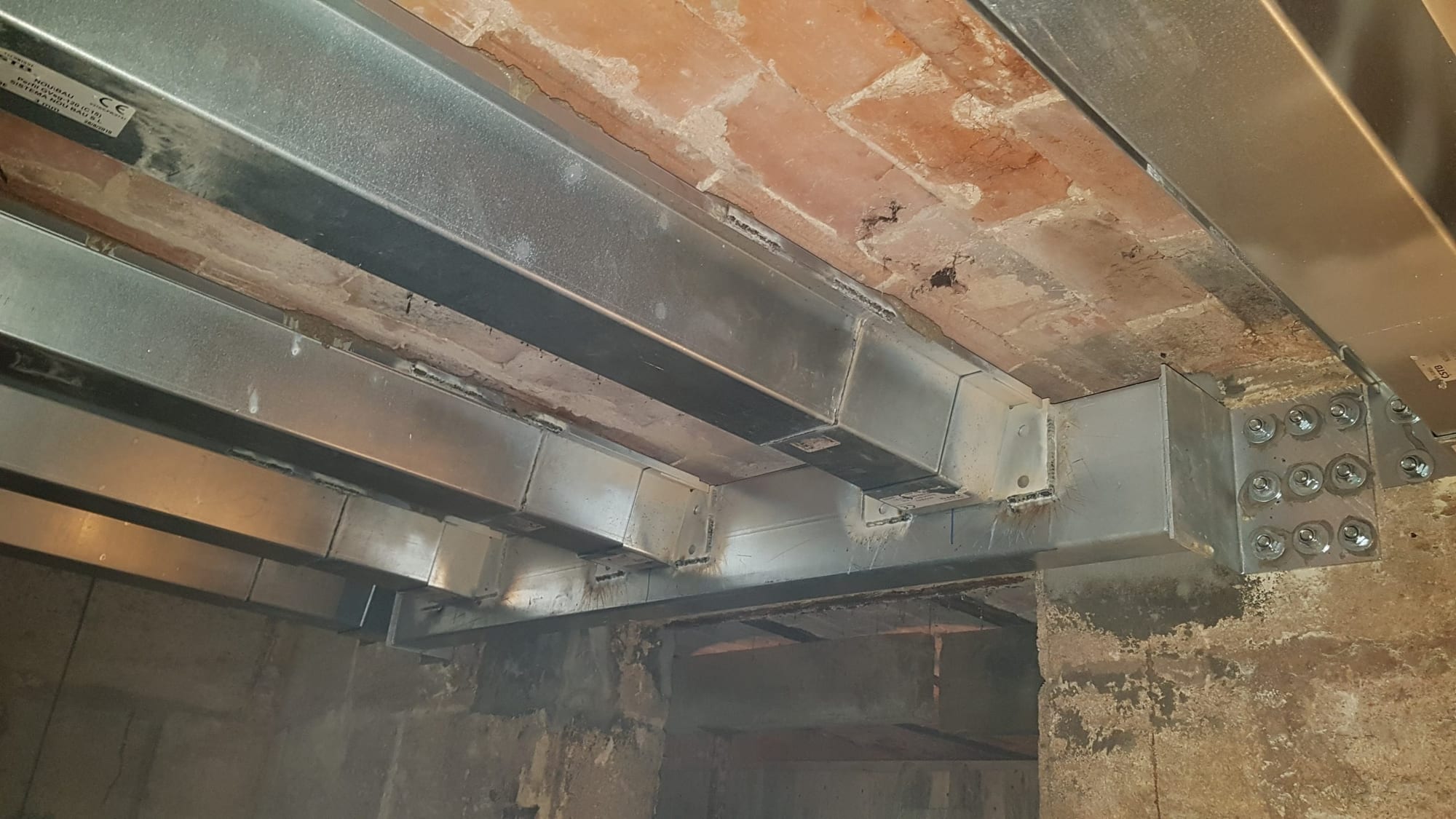 Viga noubau de acero inoxidable montada abrazando una vigueta de hormigón